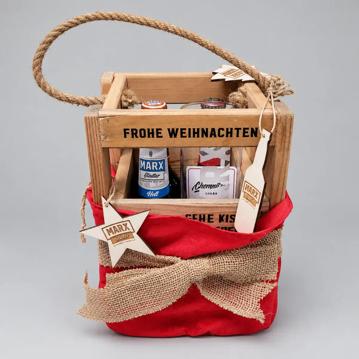 MARX Städter Upcycling-Weihnachtslaterne MARX Städter Upcycling-Weihnachtslaterne aus einer Bierkiste mit Bieren, Glas und Anhängern